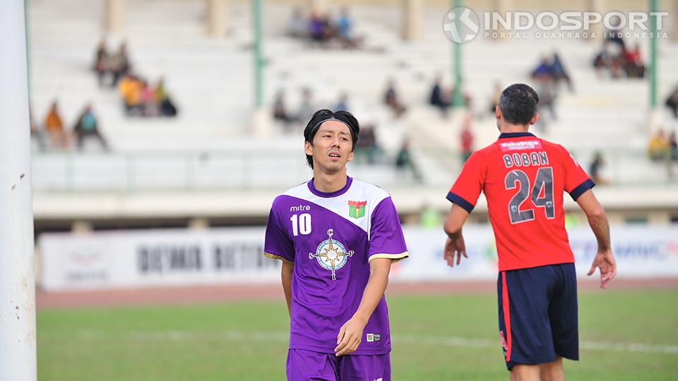 Kenji Adachihara dari Persita tampak kecewa sekali setelah gol nya dianulir wasit karena dianggap offside pada pertandingan melawan PBR di stadion Singaperbangsa, Jumat (05/09/14).